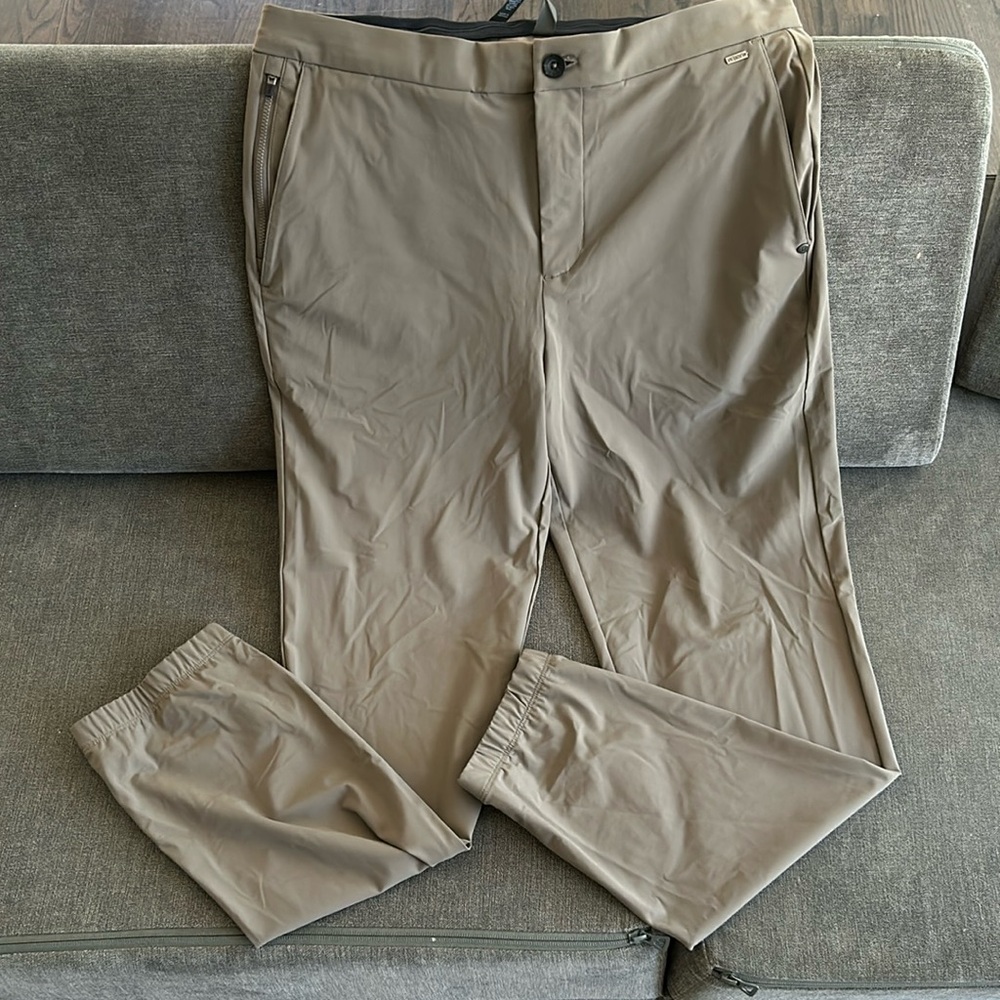 *Vuori* joggers - like new💚